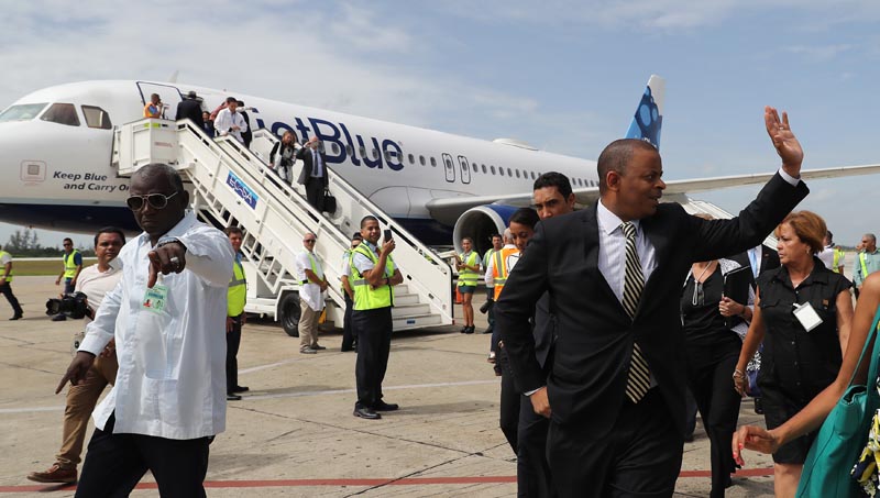 HAB01. SANTA CLARA (CUBA), 31/08/16.- El secretario de Transporte de EE.UU., Anthony Fox (d), arriba a Cuba en un avión de la aerolínea estadounidense Jet Blue hoy, miércoles 31 de agosto de 2016, en el aeropuerto Abel Santamaría de la ciudad de Santa Clara (Cuba), restableciendo así el servicio de vuelos regulares entre la isla y EE.UU., suspendido desde hace más de 50 años. El primer vuelo comercial regular entre Estados Unidos y Cuba desde 1961 aterrizó hoy en Santa Clara a las 10.57 hora local (14.57 GMT). EFE/Alejandro Ernesto/POOL