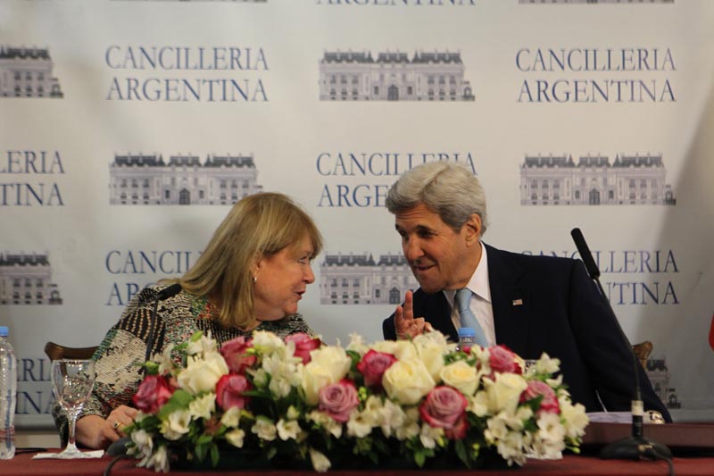 BAS00. BUENOS AIRES (ARGENTINA), 04/08/2016.- El secretario de Estado estadounidense John Kerry (d) conversa con su homóloga argentina Susana Malcorra (i) hoy, jueves 04 de agosto de 2016, durante una rueda de prensa conjunta en Buenos Aires (Argentina). Argentina y EE.UU. apoyan los "esfuerzos" para alentar el "regreso a la estabilidad y a una democracia genuina" en Venezuela, dijo Kerry, en una visita oficial al país suramericano. "Compartimos nuestras preocupaciones y acordamos en lo importante que es realizar un diálogo político y establecer un cronograma para completar el proceso de revocación y respetar el Estado de Derecho y el papel de la Asamblea Nacional", agregó. EFE/Alberto Ortiz