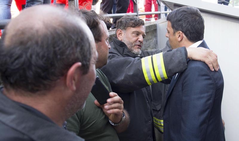 ITA48 AMATRICE (ITALIA), 24/08/2016.- Fotografía facilitada por el Palacio Chigi del gobierno italiano que muestra al primer ministro italiano Matteo Renzi (d) agradeciendo a los voluntarios que trabajan en las labores de rescate tras el terremoto en la localidad de Amatrice, en el centro de Italia, hoy, 24 de agosto de 2016. El primer ministro italiano, Matteo Renzi, dijo hoy que son "al menos 120 los muertos" y 368 las personas heridas tras el terremoto que en la madrugada afectó a varios pueblos del centro del país. EFE/Tiberio Barchielli **SÓLO USO EDITORIAL/NO VENTAS**