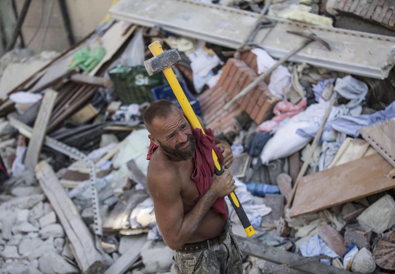 ITA48 AMATRICE (ITALIA), 24/08/2016.- Un voluntario trabajan en las labores de rescate tras el terremoto en la localidad de Amatrice, en el centro de Italia, hoy, 24 de agosto de 2016. El primer ministro italiano, Matteo Renzi, dijo hoy que son "al menos 120 los muertos" y 368 las personas heridas tras el terremoto que en la madrugada afectó a varios pueblos del centro del país. EFE/Massimo Percossi