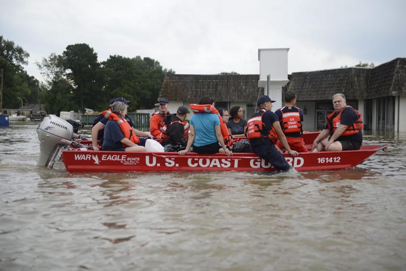 LUI04 BATON ROUGE (ESTADOS UNIDOS) 16/08/2016.- Fotografía facilitada por los Guardacostas de EE.UU. hoy, 16 de agosto de 2016, que muestra a varios guardacostas mientras rescatan varios residentes en Baton Rouge, Luisiana (Estados Unidos) el pasado 14 de agosto. Las inundaciones históricas que asolan desde el pasado viernes Luisiana (sur de EEUU) han dejado 6 muertos y a más de 10.000 personas en refugios, mientras continúan hoy las tareas de rescate y el estado de emergencia. EFE/Brandon Giles/US Coast Guard SÓLO USO EDITORIAL/PROHIBIDA SU VENTA