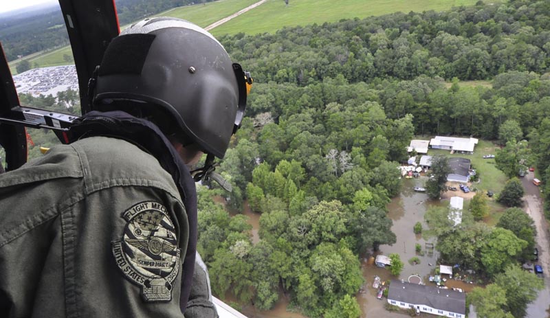 LUI01 BATON ROUGE (ESTADOS UNIDOS) 16/08/2016.- Fotografía facilitada por los Guardacostas de EE.UU. hoy, 16 de agosto de 2016, que muestra una zona inundada en Baton Rouge, Luisiana (Estados Unidos) ayer. Las inundaciones históricas que asolan desde el pasado viernes Luisiana (sur de EEUU) han dejado 6 muertos y a más de 10.000 personas en refugios, mientras continúan hoy las tareas de rescate y el estado de emergencia. EFE/Melissa Leake/US Coast Guard SÓLO USO EDITORIAL/PROHIBIDA SU VENTA