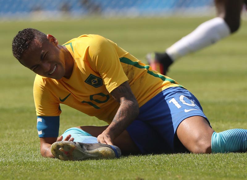 JJOO50. RÍO DE JANEIRO (BRASIL), 17/08/2016.- Neymar de Brasil se lamenta tras un golpe en una jugada ante Honduras hoy, 17 de agosto de 2016, durante la semifinal de fútbol masculino en los Juegos Olímpicos Río 2016 en el estadio Maracaná de Río de Janeiro. EFE/ALEJANDRO ERNESTO