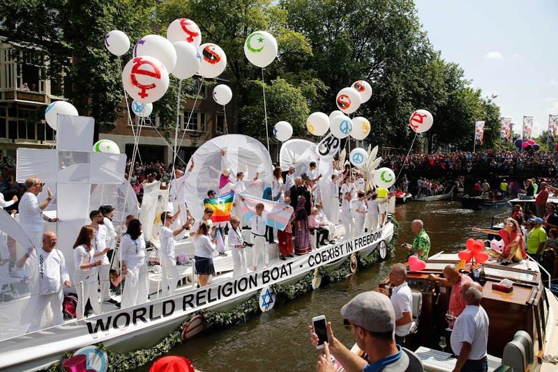 46880399. Amsterdam (Netherlands), 06/08/2016.- Participants aboard the world religion boat with religious leaders during the Canal Parade in Amsterdam, The Netherlands, 06 August 2016. The parade is the main event of the Amsterdam Gay Pride, a festival of lesbian, gay, bisexual and transgender (LGBT) rights and culture. (Países Bajos; Holanda) EFE/EPA/BAS CZERWINSKI