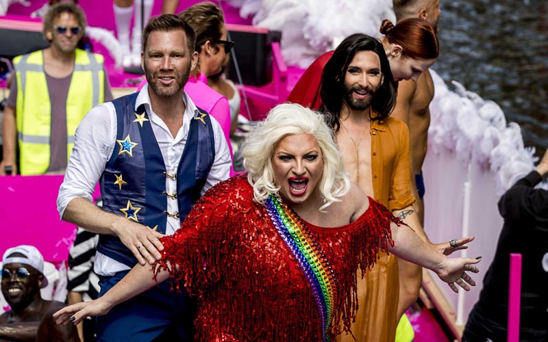 46880399. Amsterdam (Netherlands), 06/08/2016.- Austrian singer Conchita Wurst (R) aboard boat with other participants during the Canal Parade in Amsterdam, The Netherlands, 06 August 2016. The parade is the main event of the Amsterdam Gay Pride, a festival of lesbian, gay, bisexual and transgender (LGBT) rights and culture. (Países Bajos; Holanda) EFE/EPA/REMKO DE WAAL