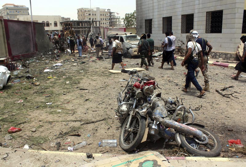 ARH05 ADÉN (YEMEN) 29/08/2016.- Yemeníes inspeccionan el lugar donde se ha producido un atentado con bomba en la ciudad portuaria de Adén en Yemen hoy, 29 de agosto de 2016. Al menos 50 personas murieron hoy y más de 60 resultaron heridas por la explosión de un coche bomba en un centro de reclutamiento del Ejército en la ciudad de Adén, en el sur del Yemen, informaron a Efe fuentes médicas. EFE/Str