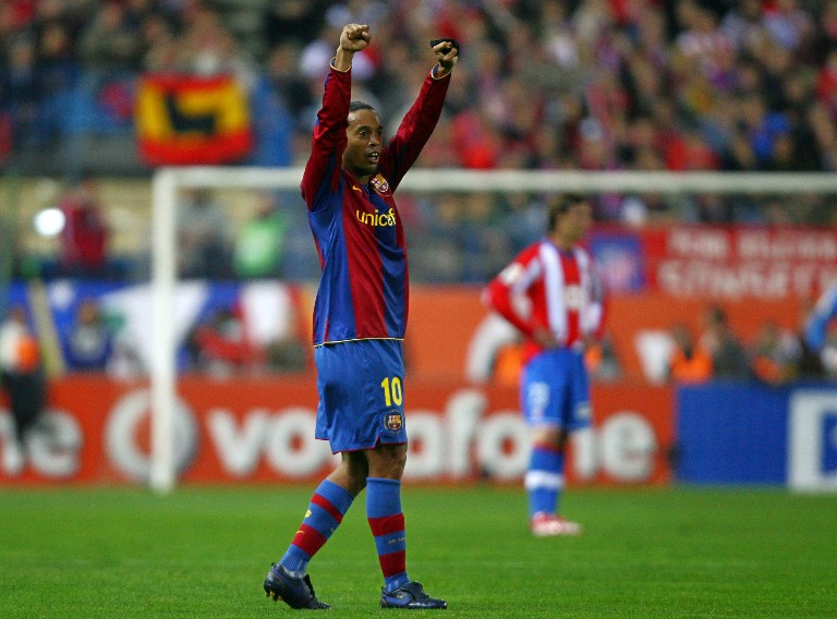 Barcelona's Brazilian Ronaldinho celebrates after scoring during a Spanish League football match Athletico Madrid v Barcelona at a Vicente Calderon stadium in Madrid, on March 01, 2008 / AFP PHOTO / PHILIPPE DESMAZES