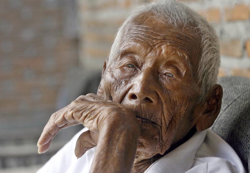 LUT08 SRAGEN (INDONESIA) 29/08/2016.- Sodimejo alias "Mbath Gotho", de 145 años de edad, posa durante una entrevista en su casa en Sragen (Indonesia) hoy, 29 de agosto de 2016. Sodimejo, de 145 años de edad, es el hombre más longevo del mundo que puede acreditar haber nacido el 31 de diciembre de 1870. EFE/Ali Lutfi