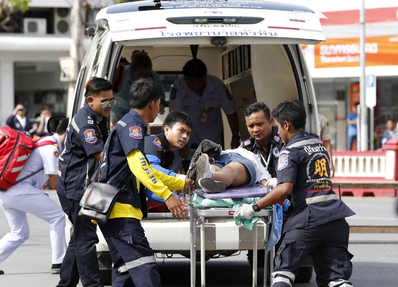 RUN290 HUA HIN (TAILANDIA) 12/08/2016.- Miembros de los servicios de emergencia atienden a un herido tras una explosión en Hua Hin (Tailandia) hoy, 12 de agosto de 2016. Al menos diez extranjeros resultaron heridos durante una serie de atentados entre anoche y hoy en varias localidades de Tailandia, en las que han muerto al menos cuatro tailandeses, informó a Efe la Policía. Entre los foráneos se encuentran cuatro alemanes, tres holandeses, dos italianos y un austríaco, todos ellos heridos durante la explosión en la noche de ayer de una bomba en el enclave turístico de Hua Hin, a unos 150 kilómetros al suroeste de Bangkok. EFE/Rungroj Yongrit