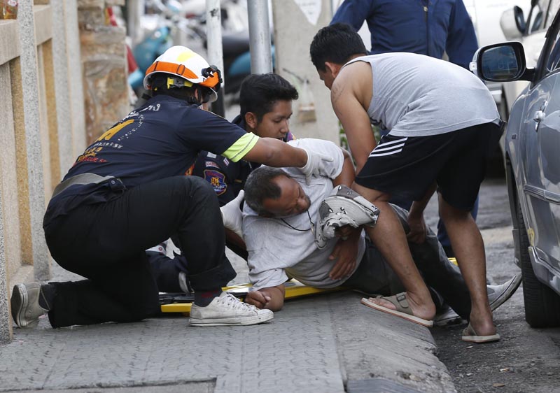 RUN237 HUA HIN (TAILANDIA) 12/08/2016.- Miembros de los servicios de emergencia atienden a un herido tras una explosión en Hua Hin (Tailandia) hoy, 12 de agosto de 2016. Al menos diez extranjeros resultaron heridos durante una serie de atentados entre anoche y hoy en varias localidades de Tailandia, en las que han muerto al menos cuatro tailandeses, informó a Efe la Policía. Entre los foráneos se encuentran cuatro alemanes, tres holandeses, dos italianos y un austríaco, todos ellos heridos durante la explosión en la noche de ayer de una bomba en el enclave turístico de Hua Hin, a unos 150 kilómetros al suroeste de Bangkok. EFE/Rungroj Yongrit
