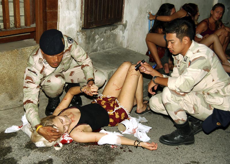 DLN02 HUA HIN (TAILANDIA) 11/08/2016.- Fotografía facilitada por Daily News que muestra a una mujer herida que recibe la ayuda de dos soldados tras una explosión en Hua Hin al suroeste de Bangkok (Tailandia) ayer, 11 de agosto de 2016. Al menos diez extranjeros resultaron heridos durante una serie de atentados entre anoche y hoy en varias localidades de Tailandia, en las que han muerto al menos cuatro tailandeses, informó a Efe la Policía. Entre los foráneos se encuentran cuatro alemanes, tres holandeses, dos italianos y un austríaco, todos ellos heridos durante la explosión en la noche de ayer de una bomba en el enclave turístico de Hua Hin, a unos 150 kilómetros al suroeste de Bangkok. EFE/Daily News PROHIBIDO SU USO EN TAILANDIA/NO VENTAS COMERCIALES/SÓLO USO EDITORIAL/NO VENTAS/NO ARCHIVO
