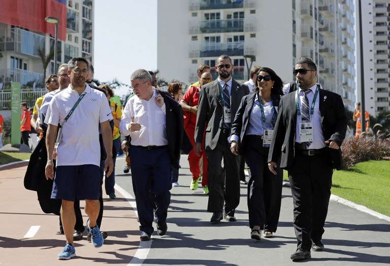 International Olympic Committee President Thomas Bach (2nd L) tours the athletes' village in Rio de Janeiro on August 1, 2016, ahead of the 2016 Rio Olympic Games. / AFP PHOTO / POOL / Patrick Semansky