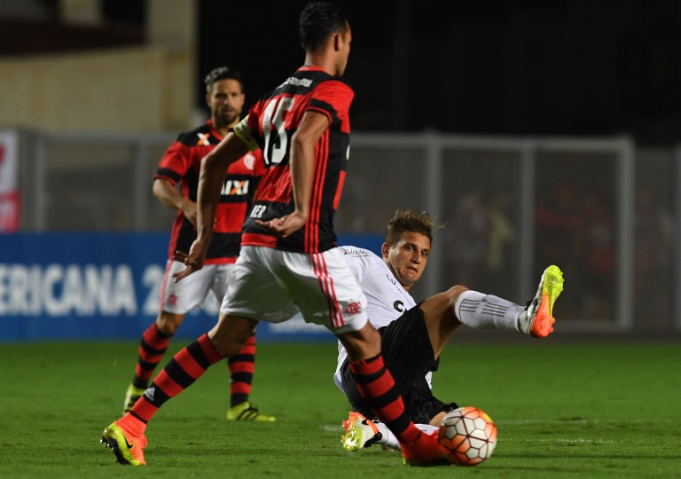 Rafael Moura (R) of Brazil's Figueirense vies for the ball with Rever of Brazil's Flamengo during their 2016 Copa Sudamericana football match  in Vitoria, Espirito Santo, Brazil, on August 31, 2016.       / AFP PHOTO / VANDERLEI ALMEIDA