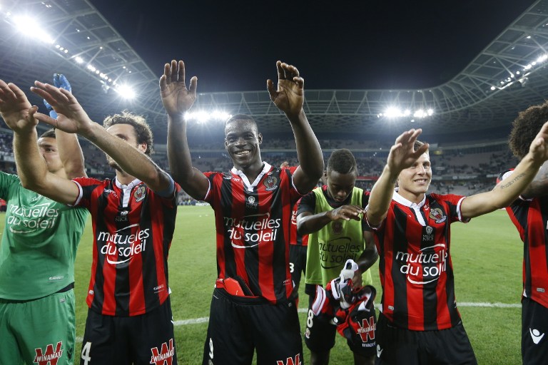 Nice's Italian forward Mario Balotelli (C) celebrates his team's victory at the end of the French L1 football match OGC Nice (OGCN) vs Olympique de Marseille (OM) on September 11, 2016 at the "Allianz Riviera" stadium in Nice, southeastern France. / AFP PHOTO / VALERY HACHE
