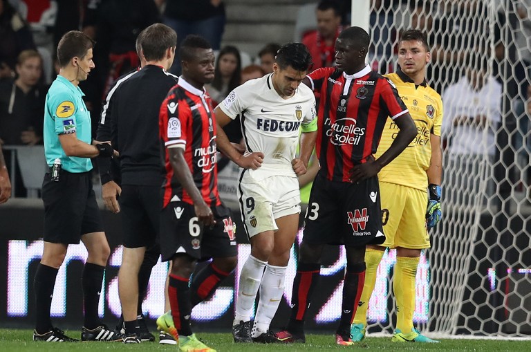 Monaco's Colombian forward Radamel Falcao (C) reacts after a crash with Nice's French goalkeeper Yoan Cardinale (R) during the French L1 football match between Nice (OGCN) and Monaco (ASM) on September 21, 2016 at Allianz Riviera Stadium in Nice, southeastern France. / AFP PHOTO / VALERY HACHE