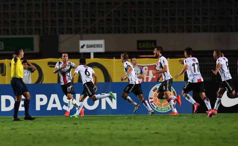 Roberto Cereceda (L) of Chile's Palestino celebrates after scoring against Brazil's Flamengo during their 2016 Copa Sudamericana football match in Vitoria, Espirito Santo, Brazil, on September 28, 2016.       / AFP PHOTO / VANDERLEI ALMEIDA