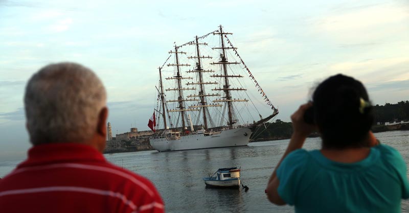 HAB03. LA HABANA (CUBA), 13/09/2016.- Fotografía donde se ve el buque escuela "Unión" de la Armada de Perú a su arribo hoy, martes 13 de septiembre de 2016, a la bahía de La Habana (Cuba). El "Unión" es el mayor buque escuela de Latinoamérica y llega a La Habana como parte de sus recorridos de instrucción. EFE/Alejandro Ernesto