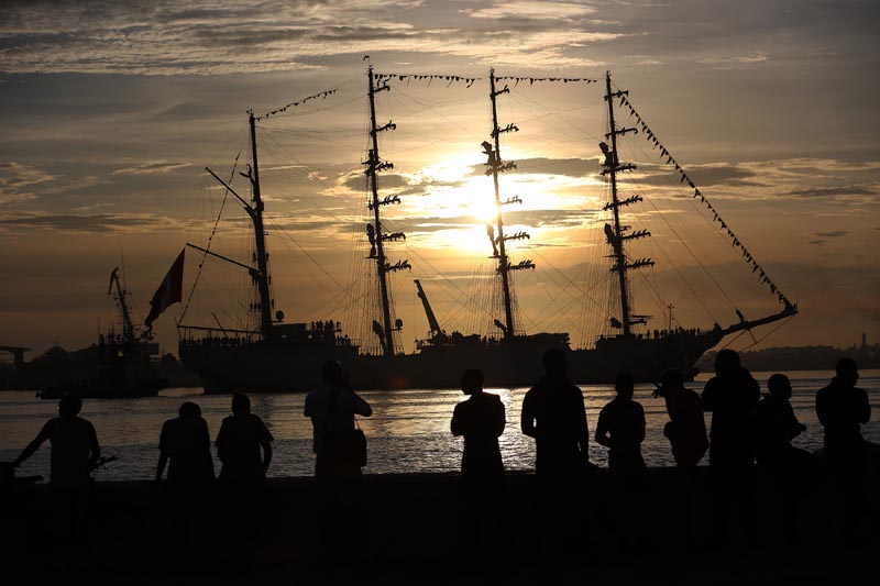 HAB04. LA HABANA (CUBA), 13/09/2016.- Fotografía donde se ve el buque escuela "Unión" de la Armada de Perú a su arribo hoy, martes 13 de septiembre de 2016, a la bahía de La Habana (Cuba). El "Unión" es el mayor buque escuela de Latinoamérica y llega a La Habana como parte de sus recorridos de instrucción. EFE/Alejandro Ernesto