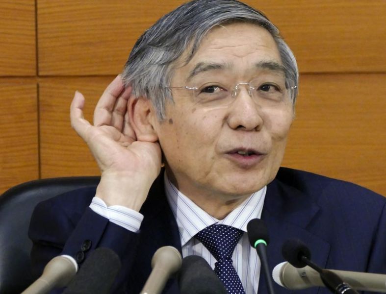 JAP03 TOKIO (JAPÓN) 21/09/2016.- El gobernador del Banco de Japón, Haruhiko Kuroda, ofrece una rueda de prensa en Tokio, Japón, hoy, 21 de septiembre de 2016. El Banco de Japón (BoJ) anunció hoy que modificará la composición de su gigantesco programa de compra de activos con el objetivo de evitar una caída de los tipos de interés a largo plazo. Este cambio tiene como objetivo mantener el rendimiento del bono de deuda nipona a 10 años (el cual es inversamente proporcional a los tipos a largo plazo) en torno al 0 por ciento, explicó el BoJ en un comunicado al término de su reunión mensual de dos días de duración. A su vez, la entidad aseguró que mantendrá intacto el ritmo anual al que viene incrementando la base monetaria nipona y que implica una compra de activos anual valorada en 80 billones de yenes (700.969 millones de euros/780.924 millones de dólares). EFE/Kimimasa Mayama