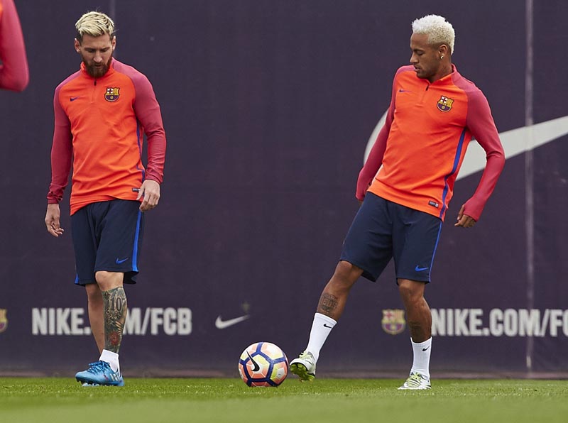 GRA161. SANT JOAN DESPÍ (BARCELONA), 20/09/2016.- Los delanteros del FC Barcelona, el argentino Leo Messi (i) y el brasileño Neymar, durante la sesión de entrenamiento que realizó hoy la plantilla blaugrana para preparar el partido de liga que disputarán mañana ante el Atlético de Madrid en el Camp Nou de Barcelona. EFE/Alejandro García