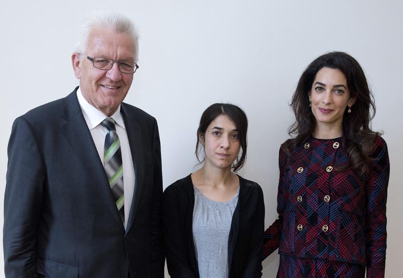 STG300 STUTTGART (ALEMANIA), 12/09/2016.- El líder del gobierno regional Baden-Württemberg, Winfried Kretschmann (i), la joven yazidí víctima de la yihad sexual, Nadia Murad (c), y la abogada británica especializada en los Derechos Humanos, Amal Clooney (d), durante su encuentro en el ministerio estatal de Stuttgart, Alemania, hoy 12 de septiembre de 2016. Amal Clooney lanza una campaña de concienciación a nivel internacional de la situación de los yazidíes en el norte de Iraq. EFE/Bernd Weissbrod