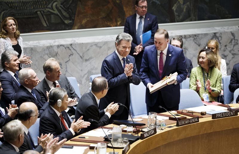 AGX12 NUEVA YORK (ESTADOS UNIDOS) 21/09/2016.- El presidente de Colombia, Juan Manuel Santos (c-i), entrega una copia del reciente acuerdo de paz entre Colombia y las FARC al primer ministro de Nueva Zelanda, John Key (c-d), cuyo país preside este mes ese órgano de decisiones de la ONU, durante una reunión sobre el acuerdo de paz celebrada en el marco del debate del 71 periodo de sesiones de la Asamblea General de Naciones Unidas, en la sede del a ONU en Nueva York, Estados Unidos, hoy, 21 de septiembre de 2016. EFE/Justine Lane