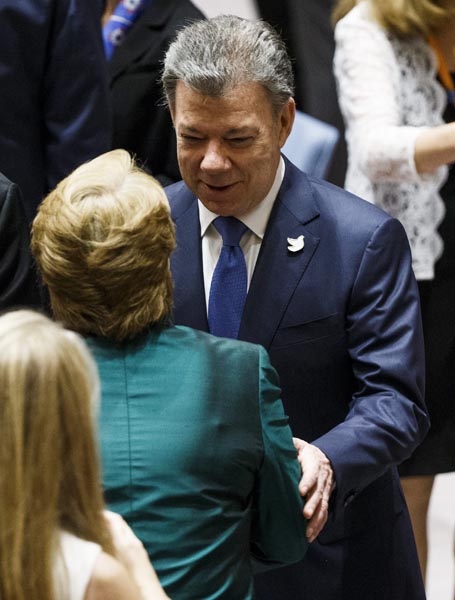 AGX10 NUEVA YORK (ESTADOS UNIDOS) 21/09/2016.- El presidente de Colombia, Juan Manuel Santos (d), saluda a su homóloga chilena, Michelle Bachelet (i, de espaldas), durante una reunión sobre el el reciente acuerdo de paz entre Colombia y las FARC celebrada en el marco del debate del 71 periodo de sesiones de la Asamblea General de Naciones Unidas, en la sede del a ONU en Nueva York, Estados Unidos, hoy, 21 de septiembre de 2016. EFE/Justine LaneLANE