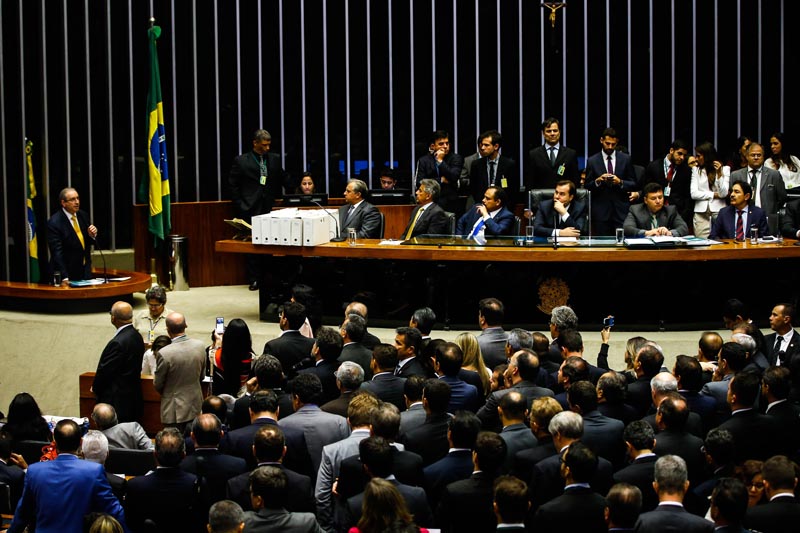 BRA103.BRASILIA(BRASIL), 12/09/2016.- El expresidente de la Cámara Baja de Brasil Eduardo Cunha (i) habla hoy, lunes 12 de septiembre de 2016, durante la votación para decidir si se le despoja de su mandato en Brasilia (Brasil). Cunha dirigió esa casa legislativa hasta julio pasado. EFE/FERNANDO BIZERRA JR