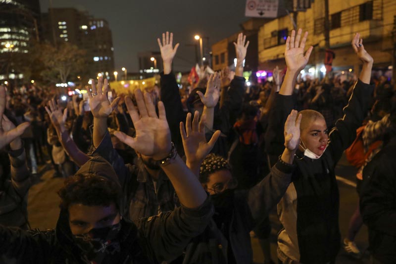 BRA03. SAO PAULO (BRASIL), 02/09/2016.- Simpatizantes de la expresidenta brasileña Dilma Rousseff protestan hoy, viernes 2 de septiembre de 2016, en Sao Paulo (Brasil). Una nueva manifestación contra el Gobierno del presidente brasileño, Michel Temer, la quinta de manera consecutiva, volvió a terminar hoy con disturbios y depredaciones en Sao Paulo. EFE/Sebastião Moreira