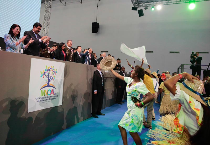 CAR124. MARGARITA (VENEZUELA), 18/09/2016.- Fotografía cedida por prensa de Miraflores d un grupo de bailarines participar en el acto de clausura de la XVII Cumbre de jefes de Estado y de Gobierno del Movimiento de países No Alineados (MNOAL), hoy domingo 18 de septiembre en Margarita (Venezuela). La Cumbre del MNOAL comenzó el martes con las reuniones entre las comisiones técnicas de economía social y política, que fueron seguidas por una plenaria entre los cancilleres de los países miembros que se extendió durante dos días. EFE/MIRAFLORES / SOLO USO EDITORIAL / NO VENTAS