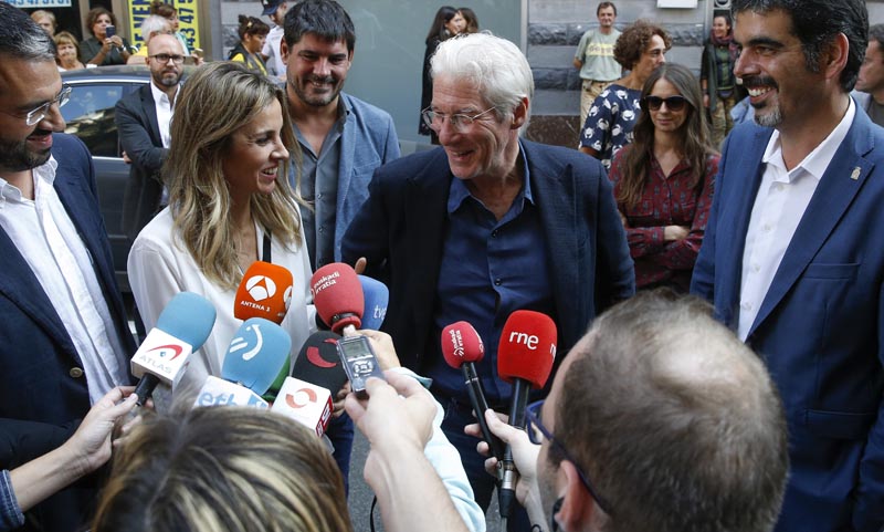 GRA385. SAN SEBASTIAN, 23/09/2016.- El actor estadounidense Richard Gere (c), acompañado por su pareja, Alejandra Silva (i), y por el alcalde de San Sebastián, Eneko Goia (d), durante la visitado que ha realizado hoy al centro Hestia, centro de día municipal para personas sin hogar gestionado por RAIS Euskadi. EFE/Javier Etxezarreta