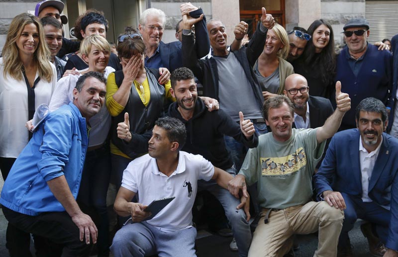 GRA381SAN SEBASTIAN, 23/09/2016.- El actor estadounidense Richard Gere (5i-arriba), acompañado por su pareja, Alejandra Silva (i), y por el alcalde de San Sebastián, Eneko Goia (d-abajo) se fotografían antes de la visita que han realizado hoy el centro Hestia, centro de día municipal para personas sin hogar gestionado por RAIS Euskadi. EFE/Javier Etxezarreta.