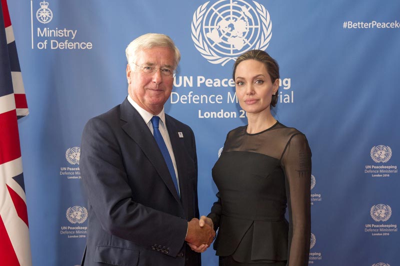 GRA306. LONDRES, 08/09/2016.- Fotografía facilitada por el ministerio de Defensa británico del titular del departamento Michael Fallon y la actriz y embajadora de ACNUR Angelina Jolie con motivo de su participación en la reunión ministerial de la ONU sobre el Mantenimiento de la Paz. EFE/Sgt Ross Tilly ***SOLO USO EDITORIAL***