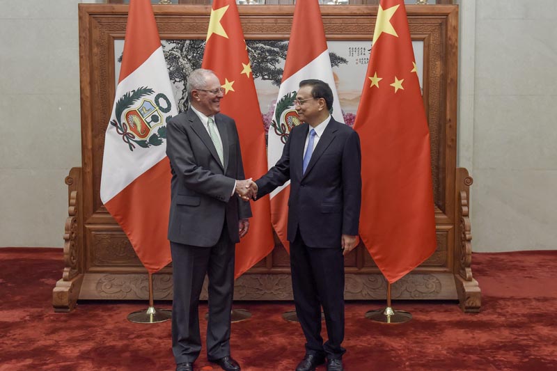 PER02 PEKÍN (CHINA) 14/09/2016.- El primer ministro chino, Li Keqiang (d), estrecha la mano al presidente de Perú, Pedro Pablo Kuczynski, en el Gran Salón del Pueblo en Pekín, China, hoy, 14 de septiembre de 2016. Kuczynski realiza su primer viaje a un país extranjero desde que asumiera su puesto el pasado mes de julio. EFE/Etienne Oliveau / Pool