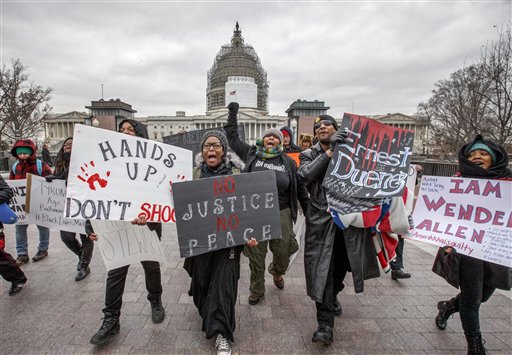 Manifestantes marchan frente al capitolio en Washington para llamar la atención a recientes muertes de hombres negros desarmados a manos de la policía, el lunes, 8 de diciembre del 2014. (Foto AP/J. Scott Applewhite)