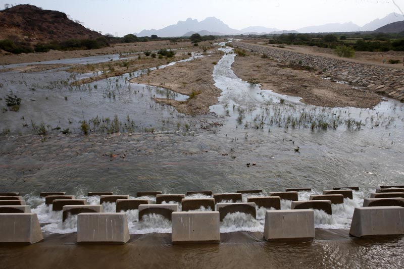 ACOMPAÑA CRÓNICA: PERÚ ACUEDUCTO. LIM07. OLMOS (PERÚ), 23/09/2016.- Fotografía de uno de los embalses que distribuye agua a cultivos agrícolas este domingo, 18 de septiembre de 2016, en Olmos (Perú). A 2.000 metros bajo los Andes, el acueducto más profundo de América conduce el agua para que miles de hectáreas de frutas y hortalizas crezcan en una de las zonas más desérticas y pobres de Perú, cuyo desarrollo económico se disparará este año al exportar sus primeras cosechas a Norteamérica y Europa. EFE/Ernesto Arias