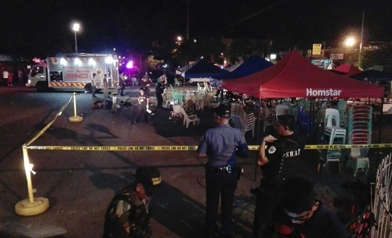 FRM104 DÁVAO (FILIPINAS), 02/09/2016.- Un policía del Departamento Operativo de Escena de Crímen (SOCO) vigila mientras se recogen evidencias en el sitio donde hubo una explosión en un mercado nocturno en Dávao, Filipinas, hoy, 2 de septiembre de 2016. Al menos 10 personas han resultado muertas y otras 60 heridas tras una explosión de la que aún se desconocen las causas. EFE/Cerilo Ebrano MEJOR CALIDAD DISPONIBLE