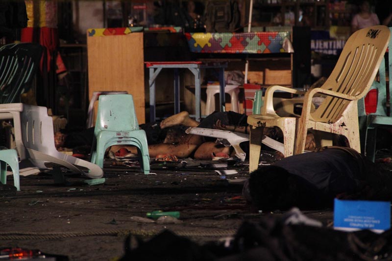 FRM107. Davao City (Philippines), 03/09/2016.- Victims are seen at the site of an explosion at a night market in Davao city, Philippines, 03 September 2016. According to initial news reports, at least 12 people were killed and 60 others were injured when an explosion hit a night market on Davao City, southern Philippines. President Rodrigo Duterte was in his home city of Davao inspecting the Davao International Container Terminal a few hours before the explosion. (Filipinas) EFE/EPA/CERILO EBRANO ATTENTION EDITORS : GRAPHIC CONTENT