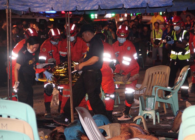 FRM109. Davao City (Philippines), 03/09/2016.- Filipino rescuers carry a victim at the site of an explosion at a night market in Davao city, Philippines, 03 September 2016. According to initial news reports, at least 14 people were killed and 60 others were injured when an explosion hit a night market on Davao City, southern Philippines. President Rodrigo Duterte was in his home city of Davao inspecting the Davao International Container Terminal a few hours before the explosion. (Filipinas) EFE/EPA/CERILO EBRANO