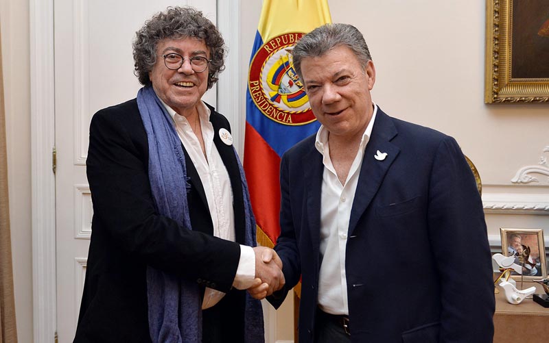 BOG20. BOGOTÁ (COLOMBIA), 08/09/2016.- Fotografía cedida por la presidencia de Colombia del mandatario Juan Manuel Santos (d) junto al cantautor colombo-argentino Piero hoy, martes 6 de septiembre de 2016, en Bogotá (Colombia). Piero se puso hoy "a disposición" del plebiscito del próximo 2 de octubre en el que los colombianos refrendarán o no el acuerdo de paz firmado en La Habana por el Gobierno y la guerrilla de las FARC. Así lo expresó el artista luego de una reunión con el presidente colombiano, Juan Manuel Santos, con quien se reunió en la Casa de Nariño, sede del Ejecutivo. EFE/JUAN PABLO BELLO/PRESIDENCIA DE COLOMBIA/SOLO USO EDITORIAL/NO VENTAS