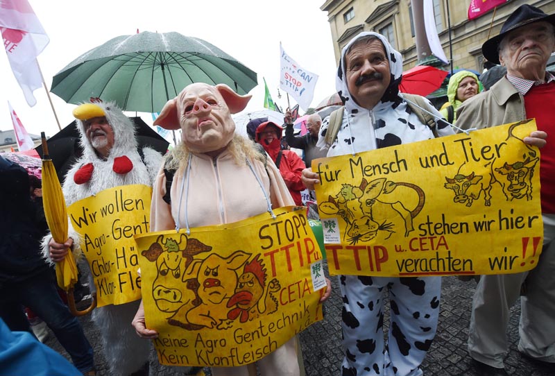 MUN711. Munich (Germany), 17/09/2016.- Demonstrators wearing animal masks and costumes carry posters during a demonstration against two international trade agreements, in Minuch, Germany, 17 September 2016. Protest marches and demontrations against the planned Comprehensive Economic and Trade Agreement (CETA) between Canada and the European Union (EU) and the Transatlantic Trade and Investment Partnership (TTIP) between the USA and EU were held simultaneously in several cities in Germany. (Protestas, Alemania, Estados Unidos) EFE/EPA/TOBIAS HASE