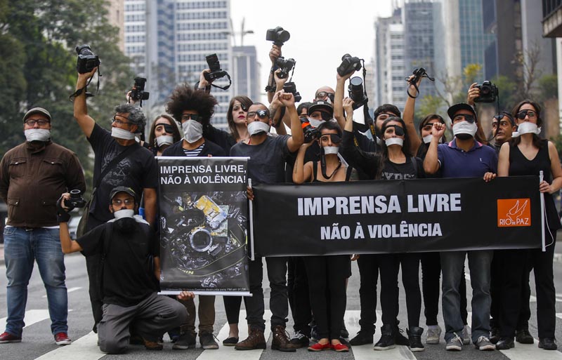 BRA04. SAO PAULO (BRASIL), 14/09/2016.- Fotógrafos protestan contra la violencia policial sufrida en la cobertura de recientes manifestaciones contra el Gobierno del presidente, Michel Temer, hoy, miércoles 14 de septiembre de 2016, en Sao Paulo (Brasil). El acto, convocado por la ONG Río de Paz, reunió en la mañana de este miércoles en la céntrica Avenida Paulista, frente al Museo de Arte de Sao Paulo (MASP), a unos treinta profesionales de la imagen, que con carteles, camisetas negras y parches en alguno de sus ojos reclamaron por la actuación policial en las últimas protestas. EFE/Sebastião Moreira