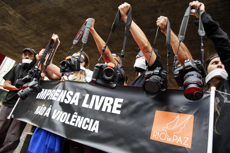 BRA01. SAO PAULO (BRASIL), 14/09/2016.- Fotógrafos protestan contra la violencia policial sufrida en la cobertura de recientes manifestaciones contra el Gobierno del presidente, Michel Temer, hoy, miércoles 14 de septiembre de 2016, en Sao Paulo (Brasil). El acto, convocado por la ONG Río de Paz, reunió en la mañana de este miércoles en la céntrica Avenida Paulista, frente al Museo de Arte de Sao Paulo (MASP), a unos treinta profesionales de la imagen, que con carteles, camisetas negras y parches en alguno de sus ojos reclamaron por la actuación policial en las últimas protestas. EFE/Sebastião Moreira