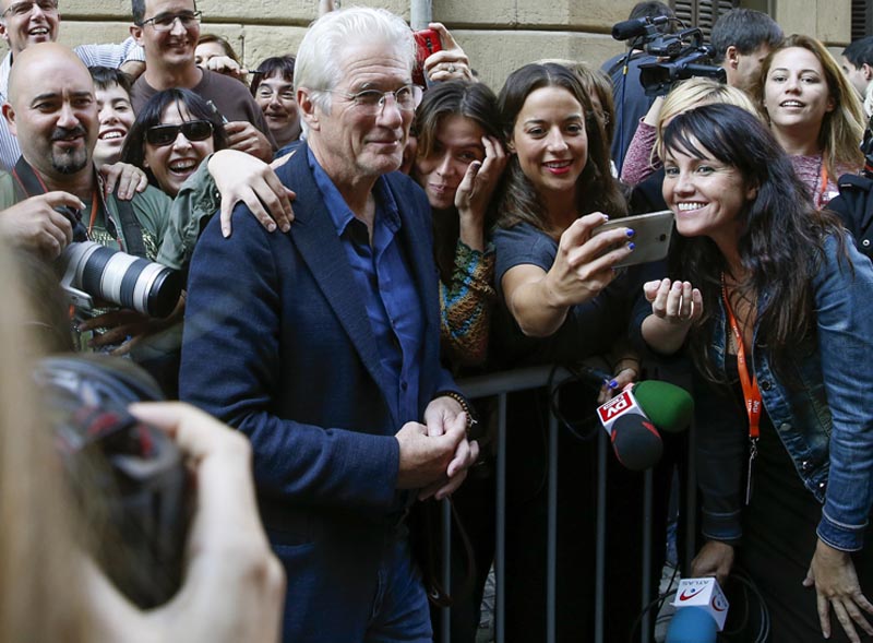 GRA375 SAN SEBASTIAN, 23/09/2016.- El actor estadounidense Richard Gere posa antes de la visita que ha realizado hoy el centro Hestia, centro de día municipal para personas sin hogar gestionado por RAIS Euskadi. EFE/Javier Etxezarreta.