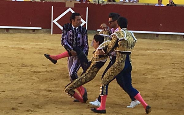 roca-rey-palencia-cogida-interior