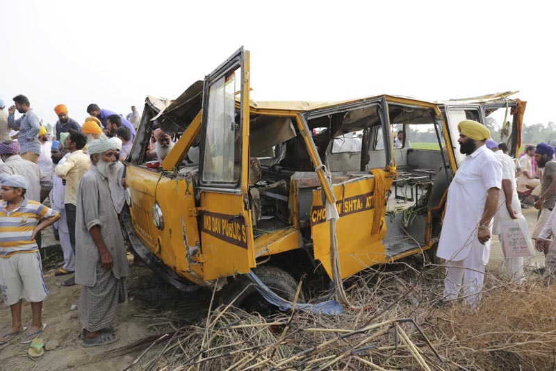 IND01 AMRITSAR (INDIA) 20/09/2016.- Varias personas inspeccionan los daños en el escenario del accidente de un autobús escolar en la población de Muhawa cerca de Punjab, en la India, hoy, 20 de septiembre de 2016. Al menos cinco niños han muerto y muchos otros resultaron heridos en el siniestro. EFE/Raminder Pal Singh