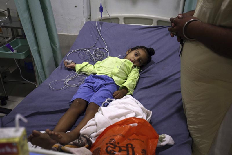 IND01 AMRITSAR (INDIA) 20/09/2016.- Una niña recibe atención médica en un hospital tras el accidente de un autobús escolar en la población de Muhawa cerca de Punjab, en la India, hoy, 20 de septiembre de 2016. Al menos cinco niños han muerto y muchos otros resultaron heridos en el siniestro. EFE/Raminder Pal Singh