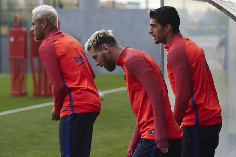 GRA107. SANT JOAN DESPÍ (BARCELONA), 20/09/2016.- Los delanteros del FC Barcelona Neynmar Jr (i), Leo Messi (c) y Luis Suárez, al inicio de la sesión de entrenamiento que realizó hoy la plantilla blaugrana, para preparar el partido de liga que disputarán mañana ante el At. de Madrid en el Camp Nou de Barcelona. EFE/Alejandro García