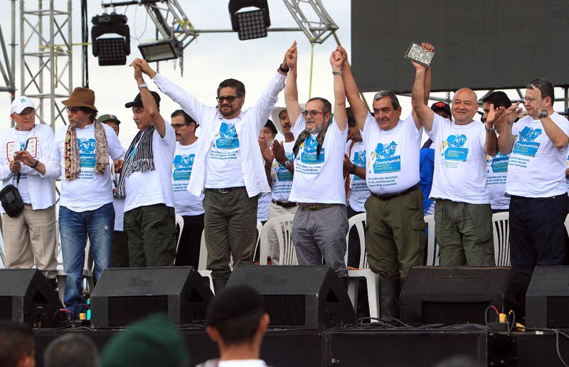 BOG01.. LLANOS DEL YARÍ (COLOMBIA), 17/09/2016.- El líder de las FARC, Rodrigo Londoño Echeverri, alias "Timochenko" (4i), abrió de manera oficial hoy, sábado 17 de septiembre de 2016, la Décima Conferencia Guerrillera en la que ratificarán el acuerdo de paz alcanzado con el Gobierno colombiano, en los Llanos del Yarí (Colombia). "En sus manos está el futuro de Colombia", dijo "Timochenko" en su discurso inaugural a los alrededor de 200 delegados de la guerrilla que acudieron a la inhóspita y recóndita región de los Llanos del Yarí, en el sur del país, donde comenzó la conferencia que concluirá el próximo 23 de septiembre. EFE/MAURICIO DUENAS CASTAÑEDA