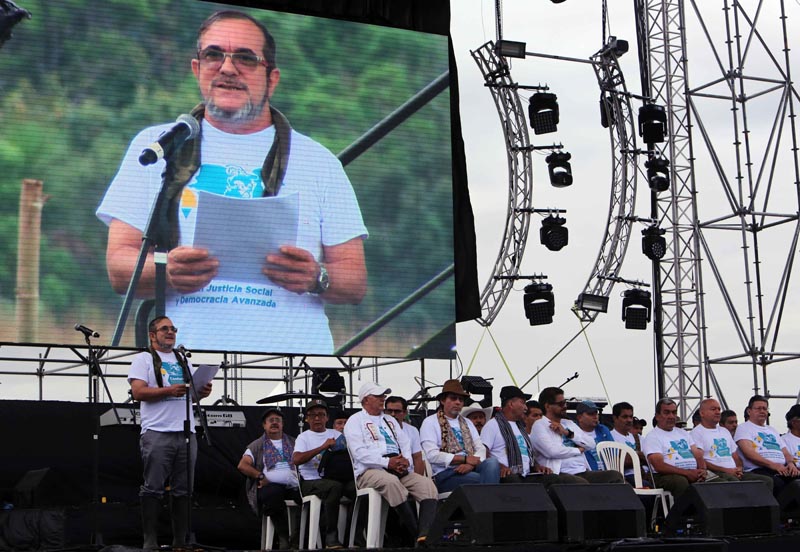 BOG01.EL DIAMANTE (COLOMBIA), 17/09/2016.- El líder de las FARC, Rodrigo Londoño Echeverri, alias "Timochenko" (i), abrió de manera oficial hoy, sábado 17 de septiembre de 2016, la Décima Conferencia Guerrillera en la que ratificarán el acuerdo de paz alcanzado con el Gobierno colombiano, en el Diamante (Colombia). "En sus manos está el futuro de Colombia", dijo "Timochenko" en su discurso inaugural a los alrededor de 200 delegados de la guerrilla que acudieron a la inhóspita y recóndita región de los Llanos del Yarí, en el sur del país, donde comenzó la conferencia que concluirá el próximo 23 de septiembre. EFE/MAURICIO DUENAS CASTAÑEDA